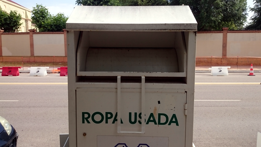 Contenedor para reciclar ropa usada